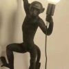 Stylowa lampa ścienna - małpka (prawa ręka)
